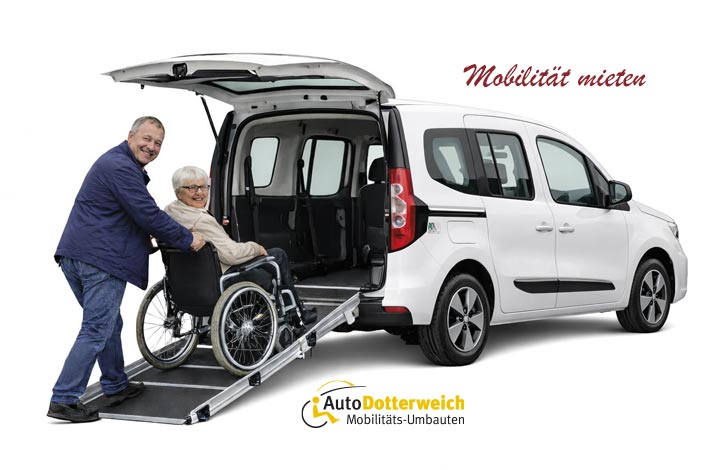 Mann schibet Frau im Rollstuhl eine Heckrampe in einen Renault Kangoo